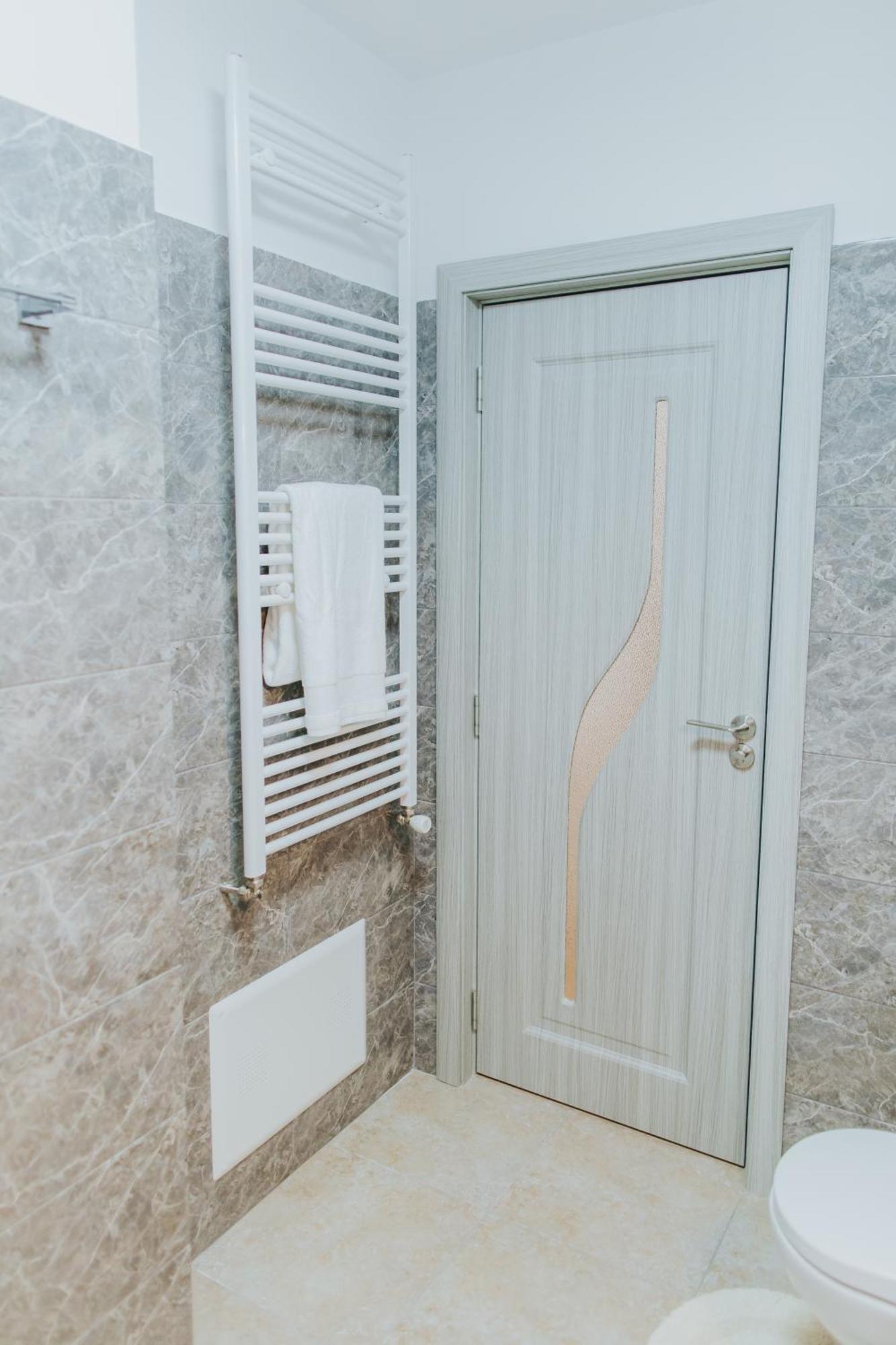 Alessandra-Aparthotel Piatra Neamt Exterior photo