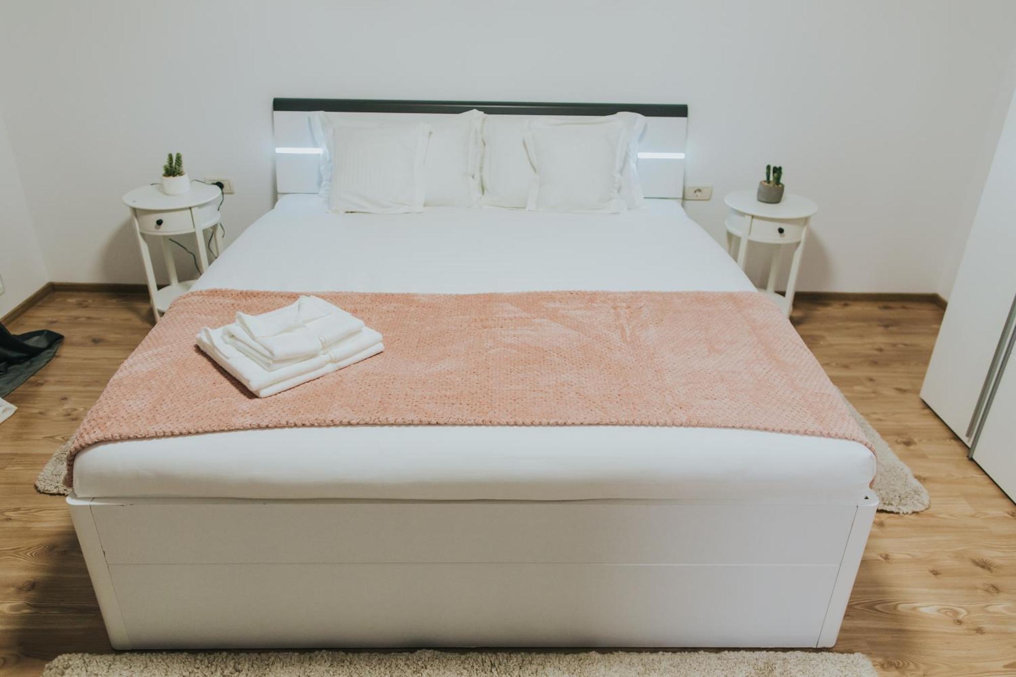 Alessandra-Aparthotel Piatra Neamt Exterior photo